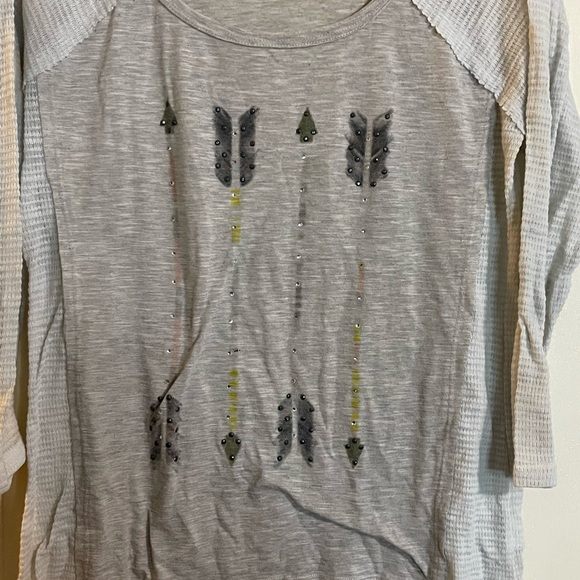 Maurices arrow graphic tee 3/4 sleeve.  Good condition.  Size large. - Picture 2 of 4